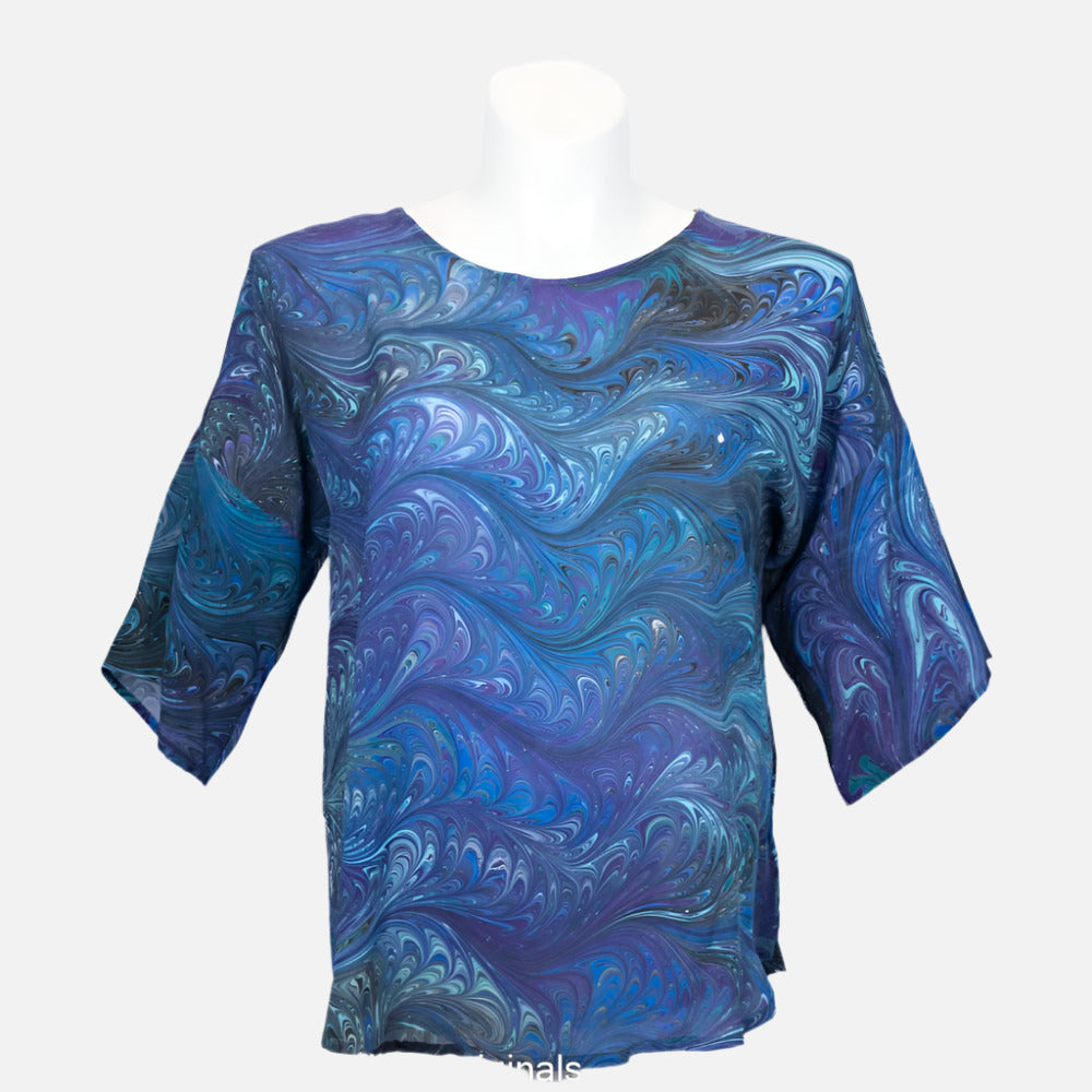 marbled silk blouse with round neck and half sleeves. Blue, black, aqua and black pattern