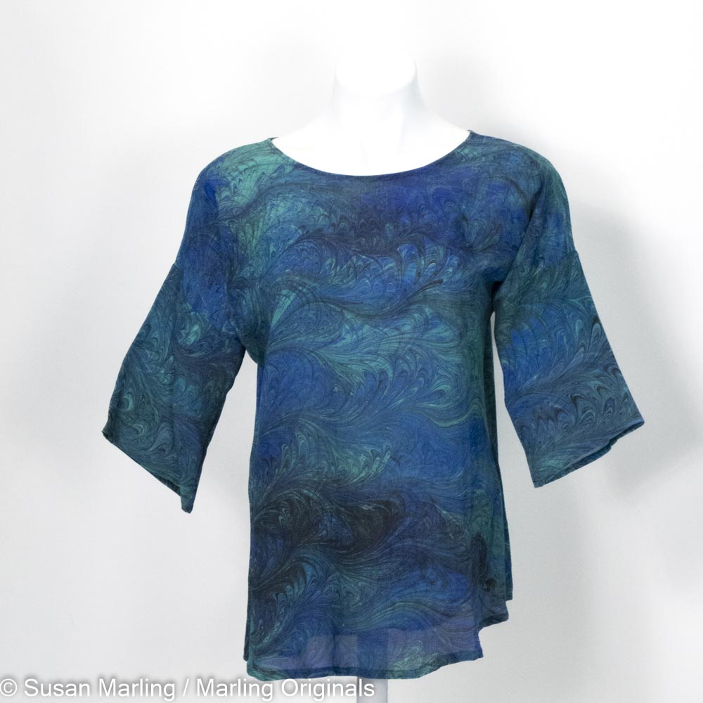 double marbled silk blouse in emerald, blue and black colors. Half sleeves. Round neck.