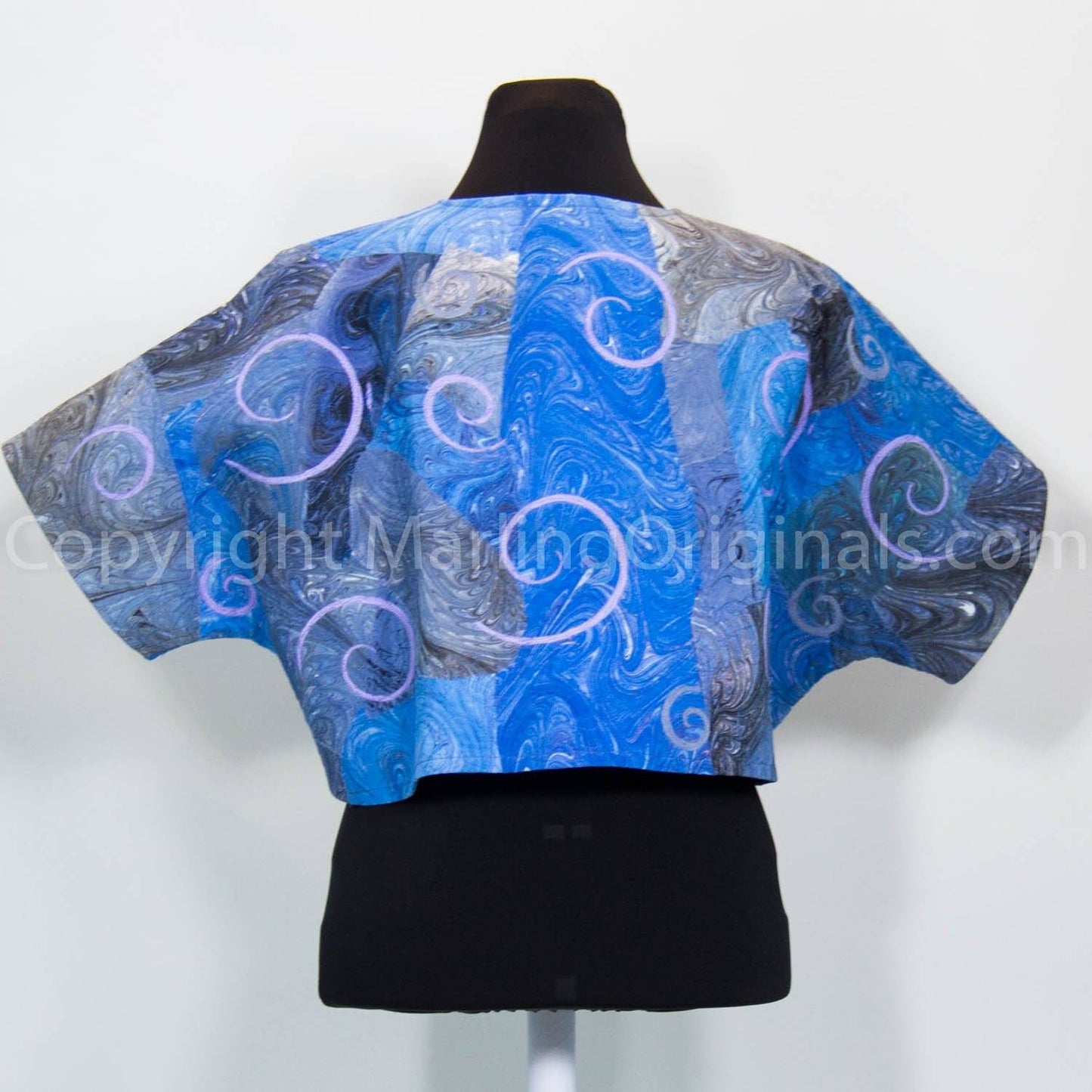 I quilted Bowlero jacket in light blue colors on a mannequin against a white background