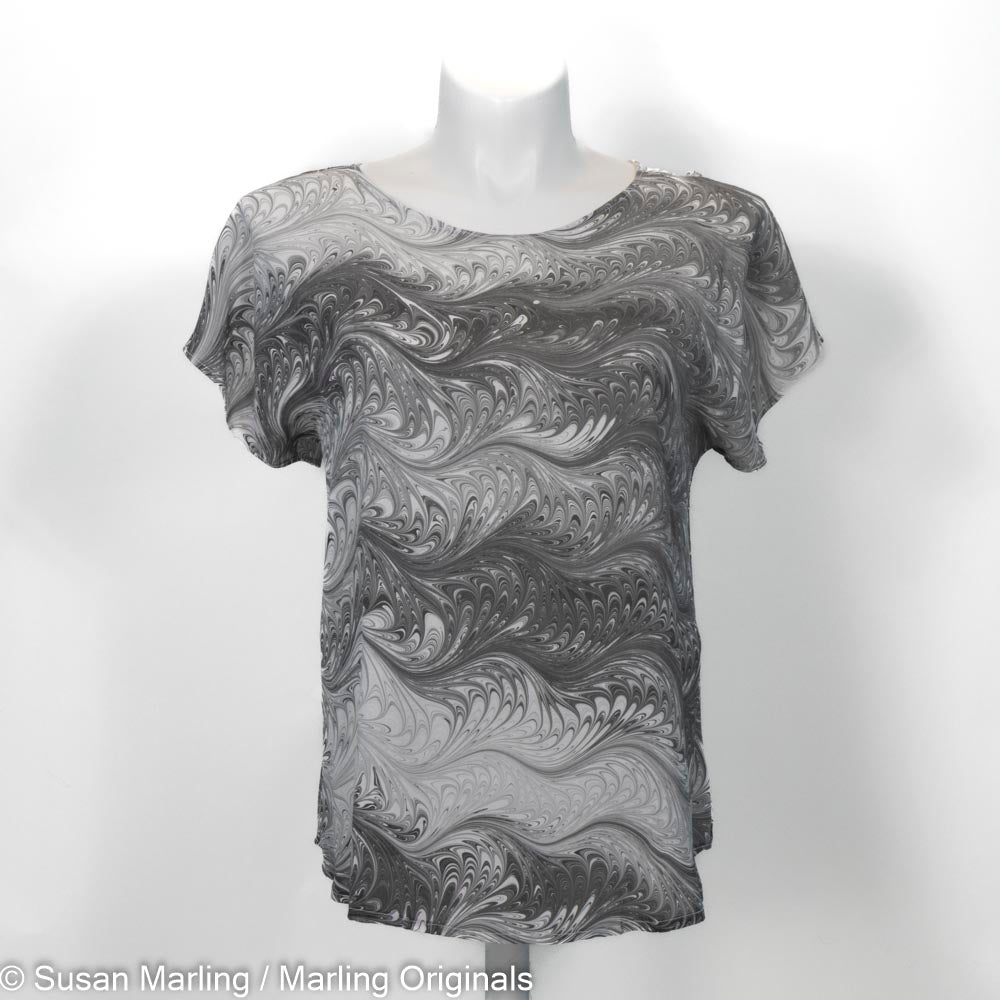 short sleeve silk top marbled in deep charcoal and white