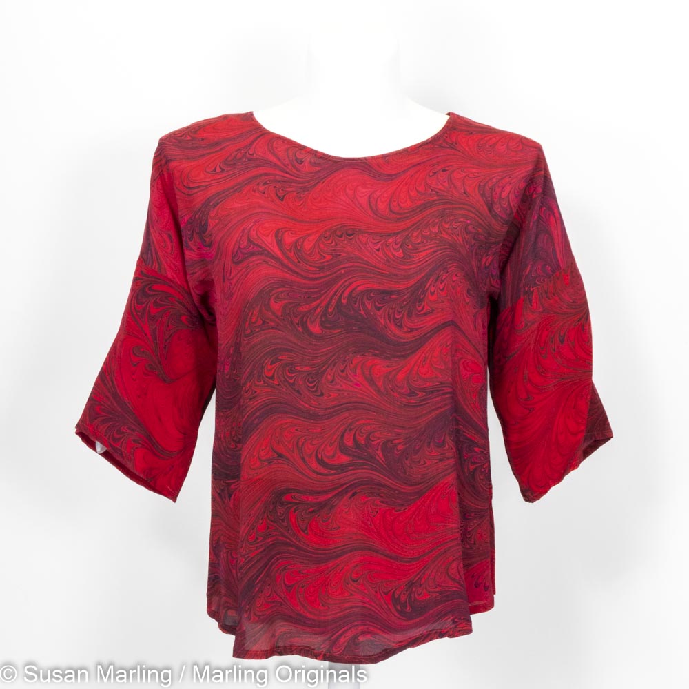 silk blouse with round neck and half sleeves marbled in classic red and black feathered pattern