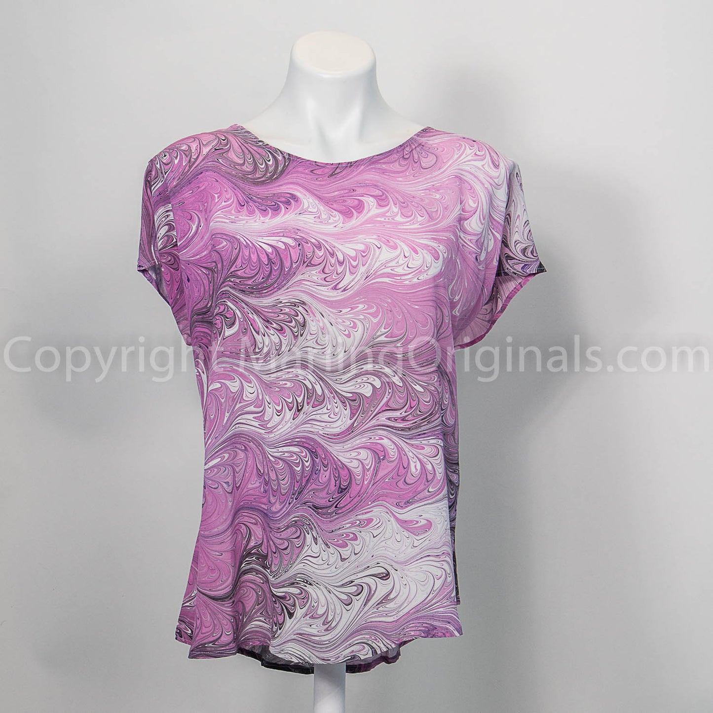 short sleeve silk crepe de chine top marbled in pink, black and white feathered design