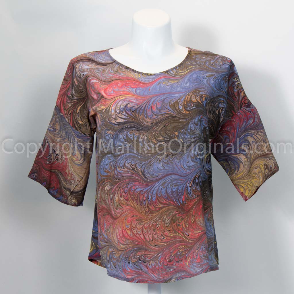 Marbled silk top with round neck, half sleeve and curved hem.