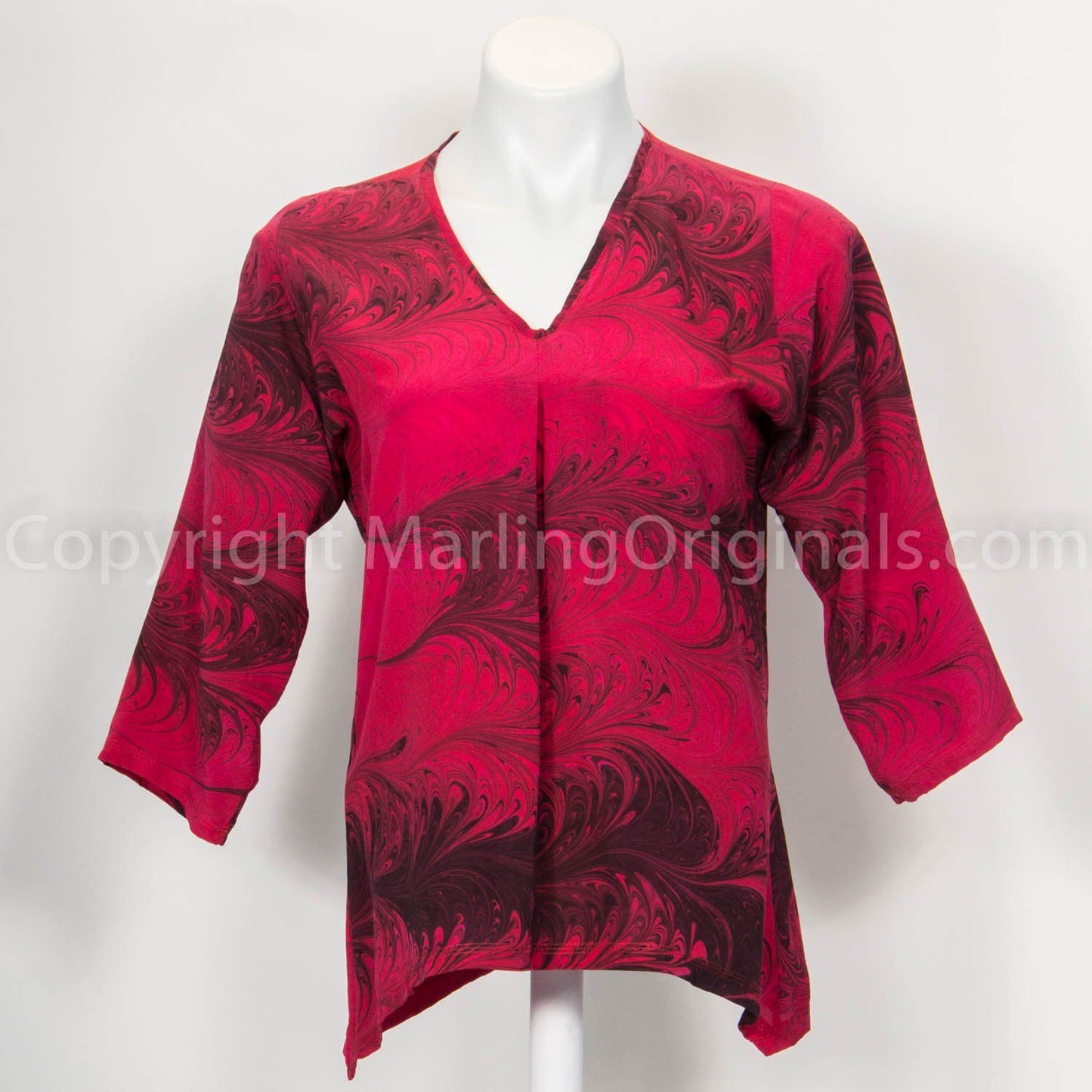 Handmarbled silk tunic for women in red and black. V neck. Long sleeves
